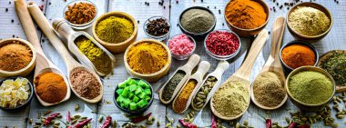 Çeşit çeşit baharat ve bitkilerle kompozisyon.