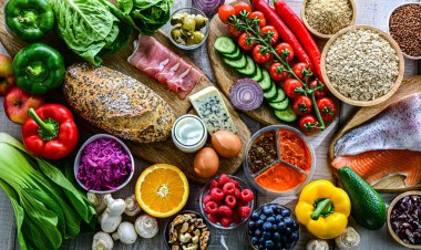 Dengeli beslenmeyi temsil eden gıda ürünleri.