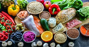 Dengeli beslenmeyi temsil eden gıda ürünleri.