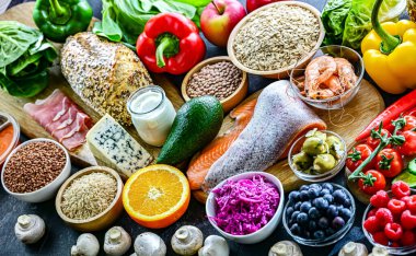 Dengeli beslenmeyi temsil eden gıda ürünleri.