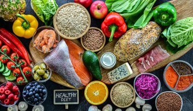 Dengeli beslenmeyi temsil eden gıda ürünleri.