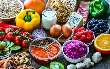 Dengeli beslenmeyi temsil eden gıda ürünleri.