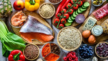 Dengeli beslenmeyi temsil eden gıda ürünleri.