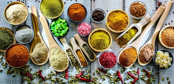 Çeşit çeşit baharat ve bitkilerle kompozisyon.