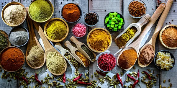 Çeşit çeşit baharat ve bitkilerle kompozisyon.