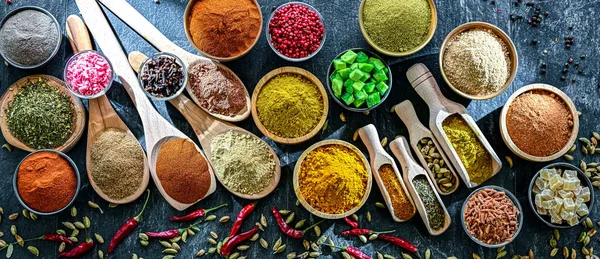 Çeşit çeşit baharat ve bitkilerle kompozisyon.