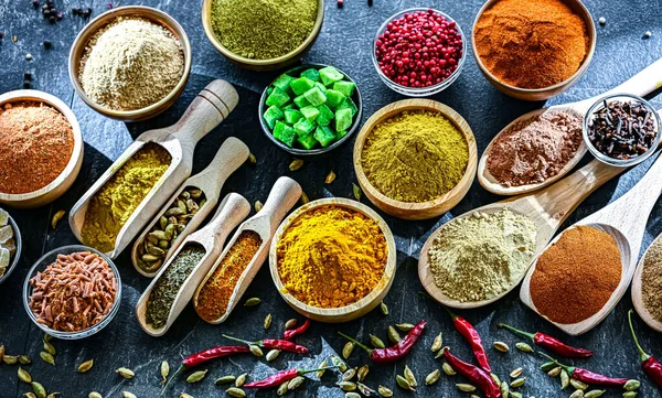 Çeşit çeşit baharat ve bitkilerle kompozisyon.