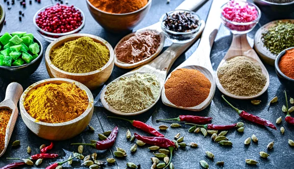 Çeşit çeşit baharat ve bitkilerle kompozisyon.