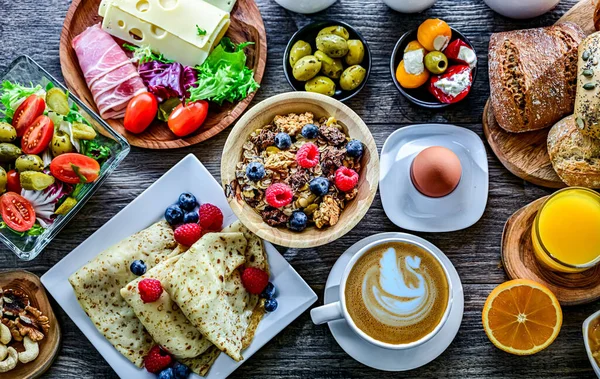 Kahvaltının yanında kahve, portakal suyu, kruvasan, mısır gevreği ve yumurta var. Dengeli diyet.