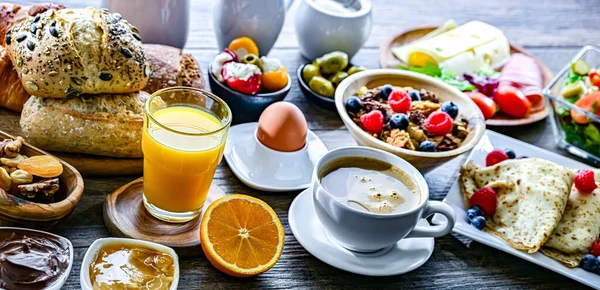 Kahvaltının yanında kahve, portakal suyu, kruvasan, mısır gevreği ve yumurta var. Dengeli diyet.