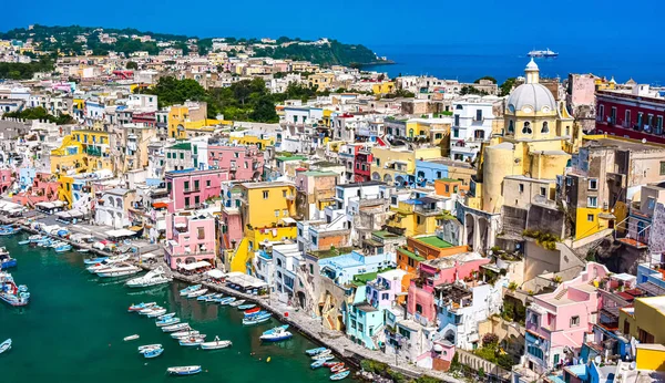 Procida Island, İtalya'nın Metropolitan City of Naples, Campania, İtalya'nın panoramik manzaralı.