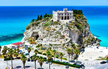 İtalya 'nın Calabria eyaletindeki Vibo Valentia ilindeki Santa Maria dell' Isola Sığınağı.