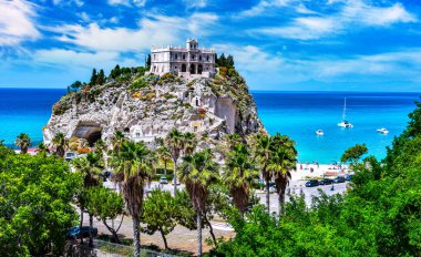 İtalya 'nın Calabria eyaletindeki Vibo Valentia ilindeki Santa Maria dell' Isola Sığınağı.