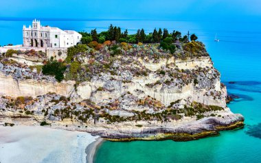 İtalya 'nın Calabria eyaletindeki Vibo Valentia ilindeki Santa Maria dell' Isola Sığınağı.