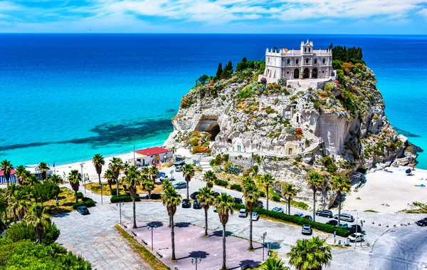 İtalya 'nın Calabria eyaletindeki Vibo Valentia ilindeki Santa Maria dell' Isola Sığınağı.