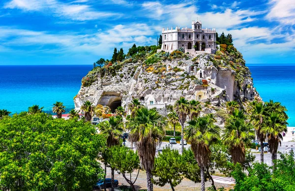 İtalya 'nın Calabria eyaletindeki Vibo Valentia ilindeki Santa Maria dell' Isola Sığınağı.