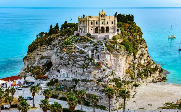 İtalya 'nın Calabria eyaletindeki Vibo Valentia ilindeki Santa Maria dell' Isola Sığınağı.