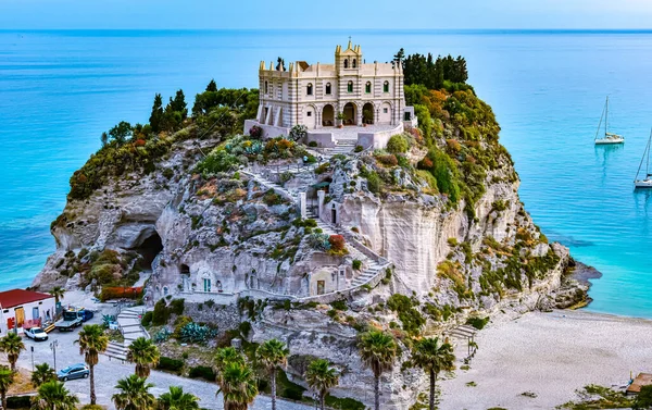İtalya 'nın Calabria eyaletindeki Vibo Valentia ilindeki Santa Maria dell' Isola Sığınağı.