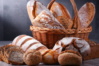Hasır sepette çeşitli fırın ürünleriyle kompozisyon