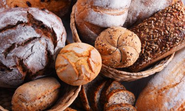 Hasır sepette çeşitli fırın ürünleriyle kompozisyon