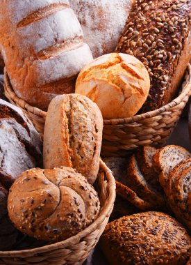 Hasır sepette çeşitli fırın ürünleriyle kompozisyon
