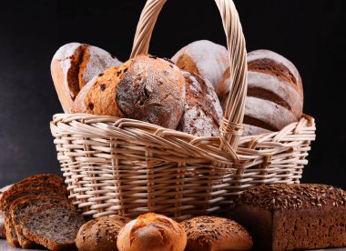 Hasır sepette çeşitli fırın ürünleriyle kompozisyon