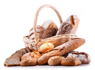 Hasır sepetin içindeki çeşitli fırın ürünleriyle beyazı izole edilmiş kompozisyon