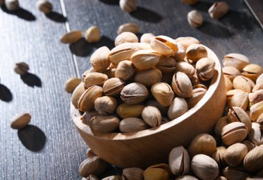 Ahşap masada şam fıstıklı kompozisyon. Lezzetler