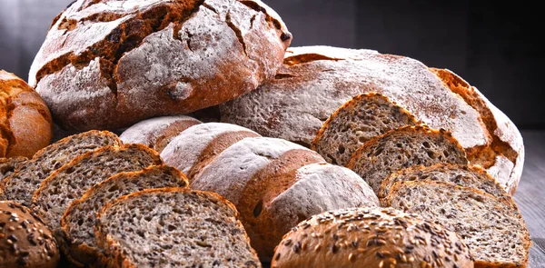 Ekmek ve rulo ekmekler de dahil olmak üzere çeşitli fırın ürünleriyle kompozisyon