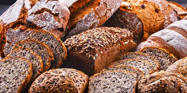 Ekmek ve rulo ekmekler de dahil olmak üzere çeşitli fırın ürünleriyle kompozisyon