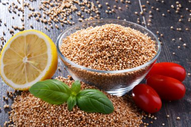 Ahşap masa üzerinde solmayan çiçek tahıl kase.