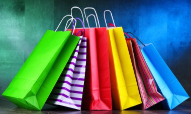 Renkli kağıt alışveriş torbalarıyla kompozisyon.