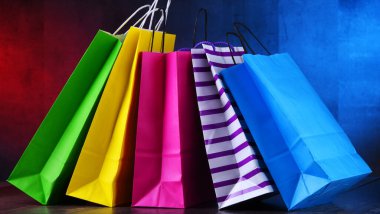 Renkli kağıt alışveriş torbalarıyla kompozisyon.