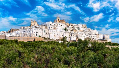 İtalya 'nın Brindisi ilindeki Ostuni' nin panoramik manzarası.
