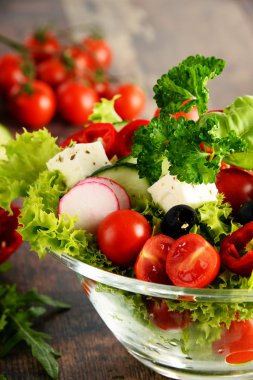 Mutfak masasında sebze salatası kasesi. Dengeli diyet