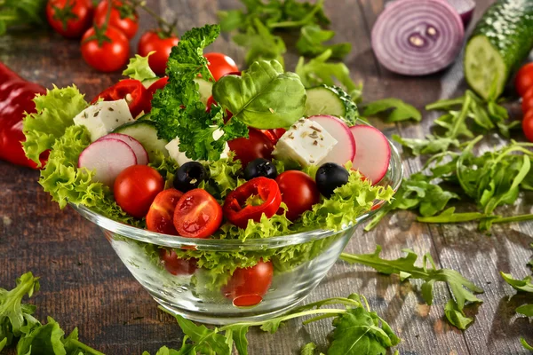 Saladeira de legumes na mesa da cozinha. Dieta equilibrada — Fotografia de Stock
