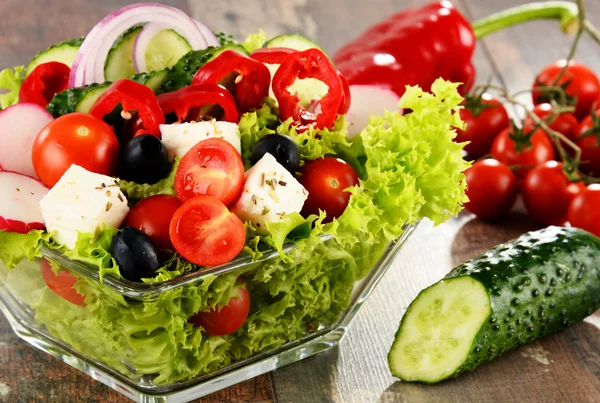 Vasul cu salată de legume pe masa de bucătărie. Dietă echilibrată — Fotografie, imagine de stoc