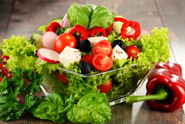Saladeira de legumes na mesa da cozinha. Dieta equilibrada — Fotografia de Stock