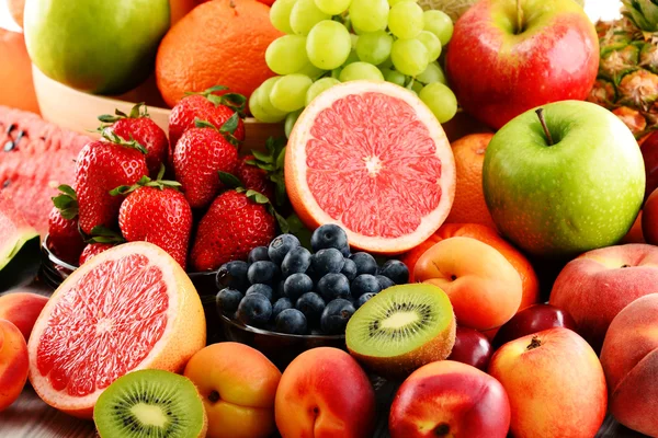Состав с разнообразными фруктами — стоковое фото