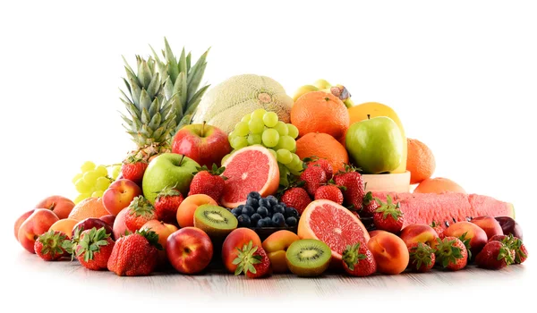 Composition avec assortiment de fruits isolés sur blanc — Photo