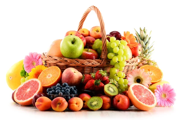 Composición con frutas surtidas aisladas en blanco — Foto de Stock