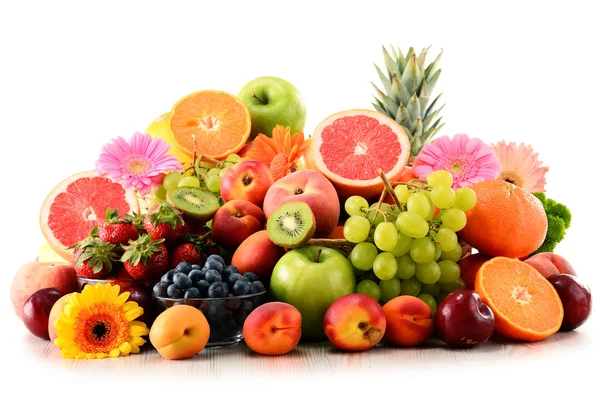 Composición con frutas surtidas aisladas en blanco —  Fotos de Stock