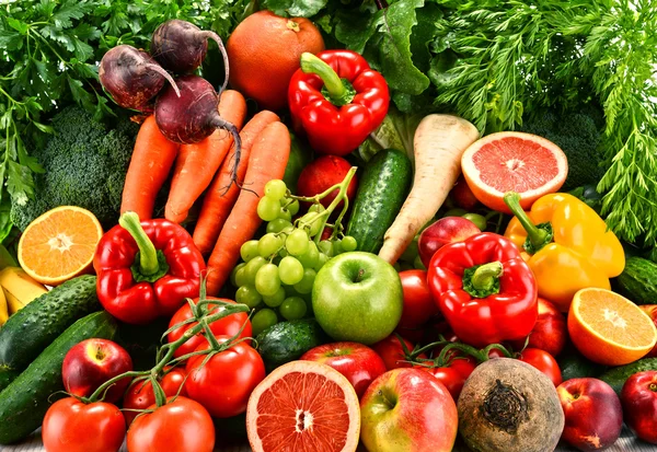 Состав с различными органическими овощами и фруктами — стоковое фото