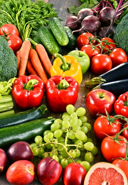 Composição com uma variedade de legumes e frutas orgânicos — Fotografia de Stock