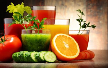 Taze organik sebze ve meyve suları ile gözlük