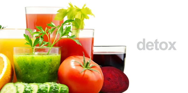 Beyaz üzerine taze organik sebze ve meyve suları ile gözlük — Stok fotoğraf