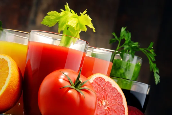 Vasos con jugos orgánicos frescos de frutas y verduras — Foto de Stock