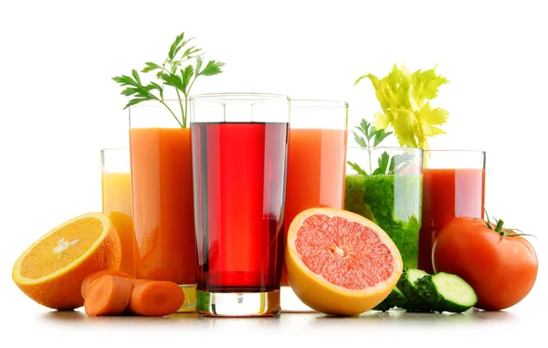 Glazen met verse organische fruit en vruchtensappen op wit — Stockfoto