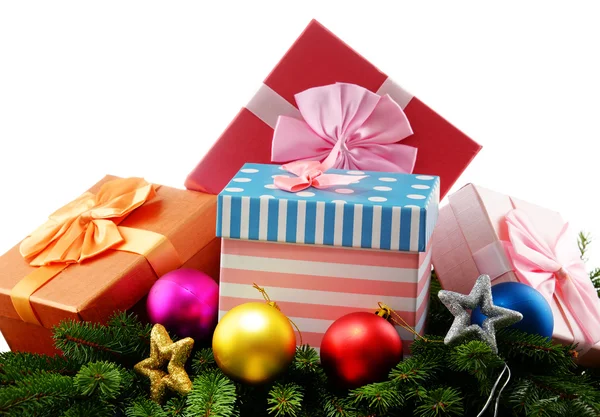Caixas de presente coloridas e árvore de Natal isolado em branco — Fotografia de Stock