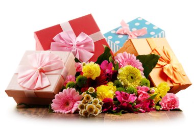 Buket çiçek ve hediye kutuları üzerinde beyaz izole